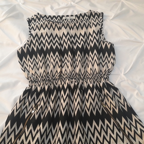 Sleeveless Black & White Dress by Speed Control NY - Picture 3 of 7